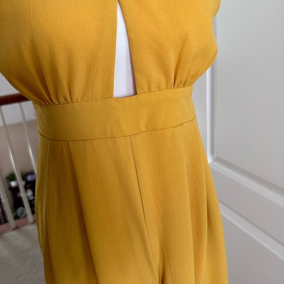 Boutique Chic 💛 Halter Jumpsuit - Picture 4 of 16